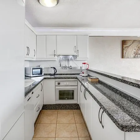 Dream Holidays, Wonderful Ocean View, Fast Wi-fi Apartment