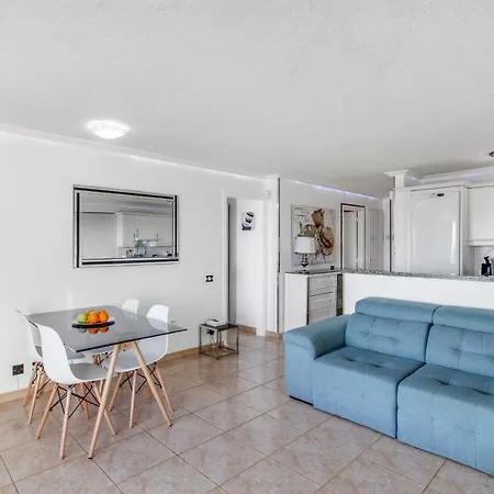 Dream Holidays, Wonderful Ocean View, Fast Wi-fi Apartment
